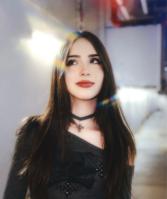 Gabriela Bee