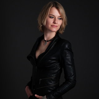 Yasi Hofer